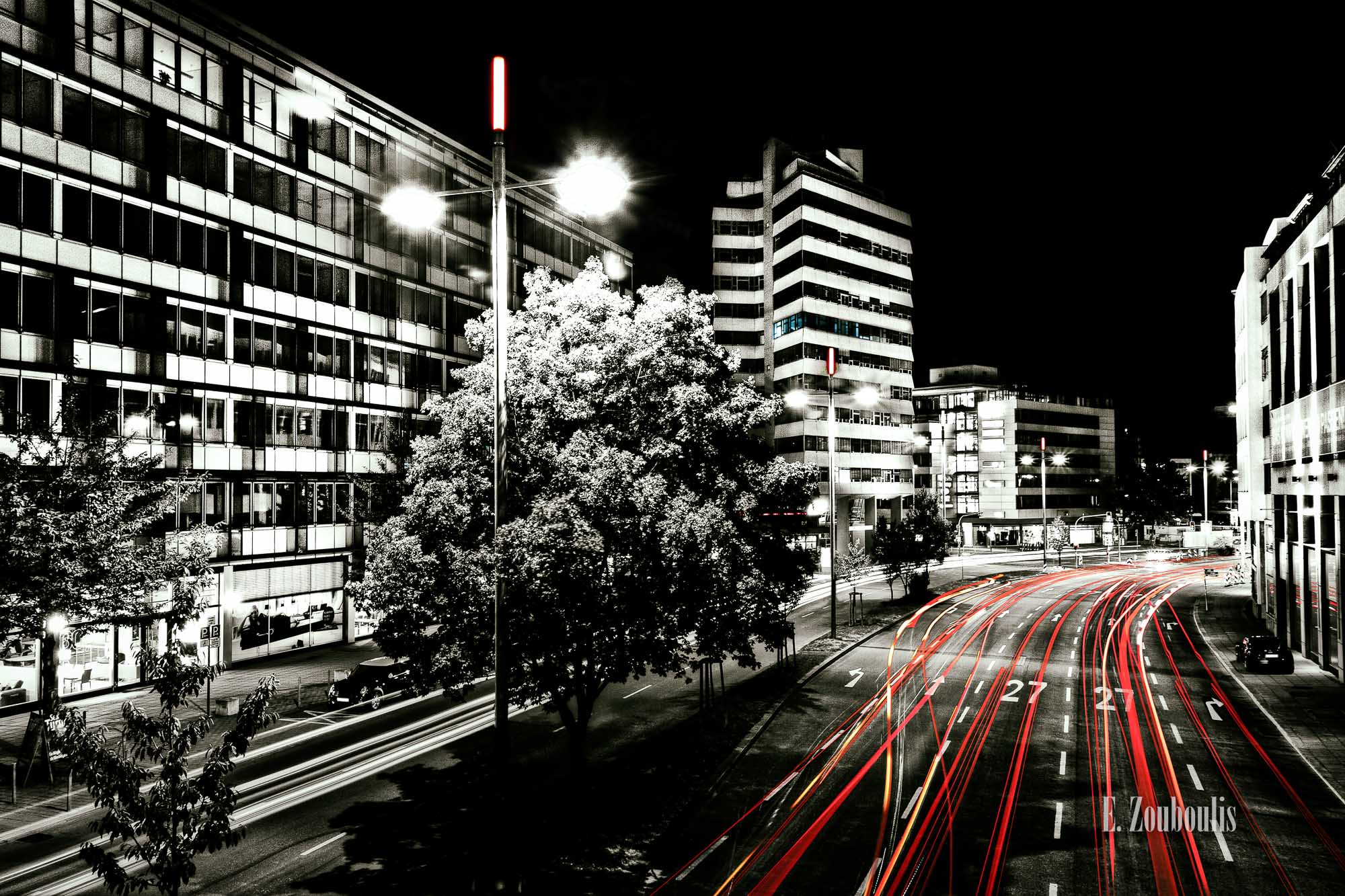 Schwarzweiss-Aufnahme über der B27 in der Stuttgarter Innenstadt mit roten Lichtschweifen, die den Verkehr kennzeichnen