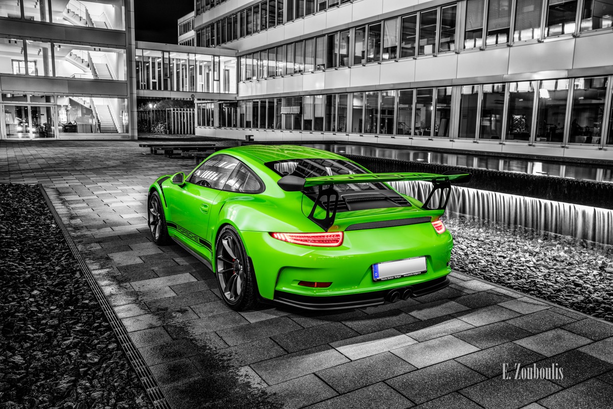 Schwarzweiß-Aufnahme eines grünen Porsche GT3 RS beim Fotoshooting an der EnBW am Fasanenhof Stuttgart