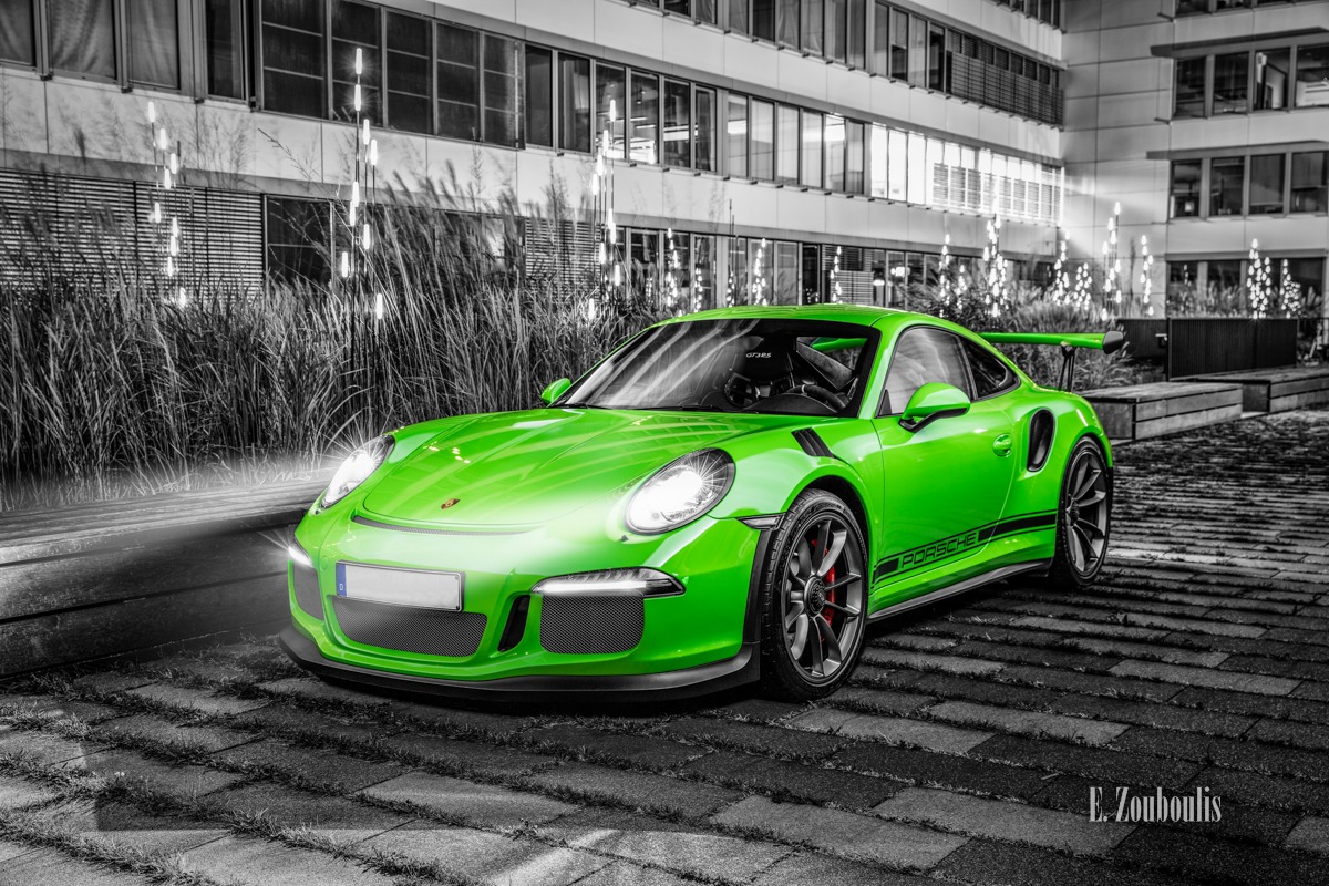 Schwarzweiß-Aufnahme eines grünen Porsche GT3 RS beim Fotoshooting an der EnBW am Fasanenhof Stuttgart