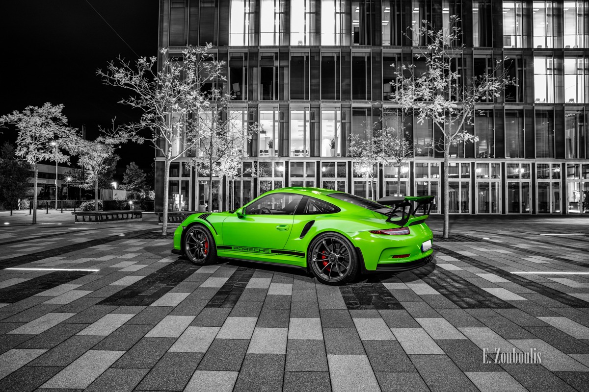 Schwarzweiß-Aufnahme eines grünen Porsche GT3 RS beim Fotoshooting an der EnBW am Fasanenhof Stuttgart