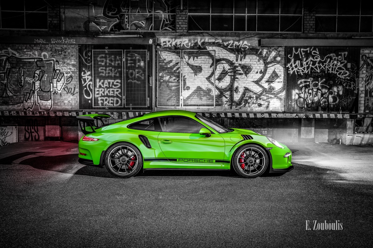 Schwarzweiß-Aufnahme eines grünen Porsche GT3 RS vor einer Graffiti-Wand in Stuttgart Bad Cannstatt