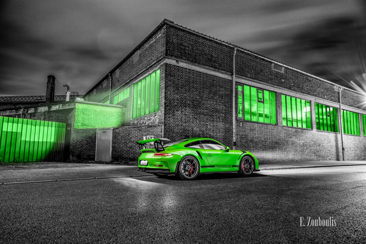 Schwarzweiß-Aufnahme mit grünem Porsche GT3 RS in seitlicher Heckansicht in Stuttgart Bad Cannstatt