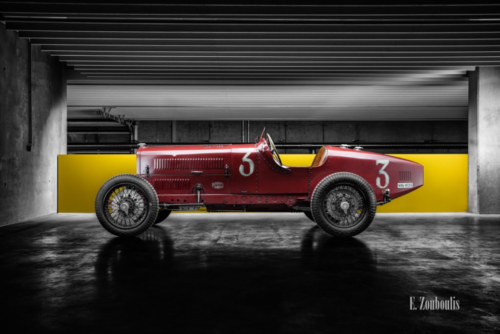 Schwarzweiß-Aufnahme mit einem Fiat 514S in Rot aus dem Jahr 1929 und gelbem Hintergrund