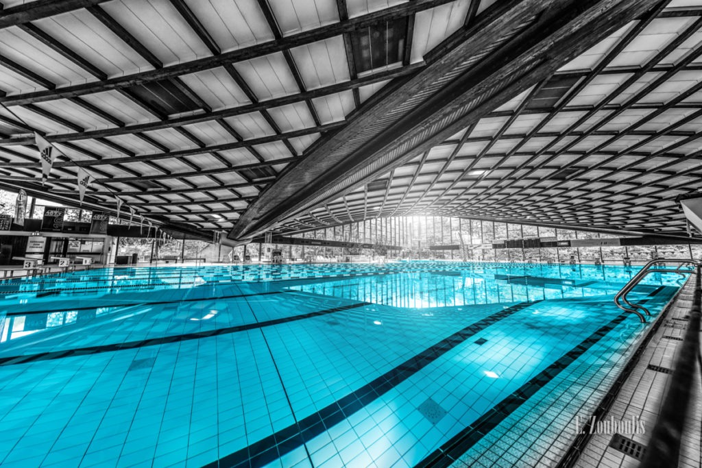 Innenaufnahme im Badezentrum Sindelfingen bei Stuttgart. Das Hallenbad in Sindelfingen hat die größte freitragende Holzdachkonstruktion Europas