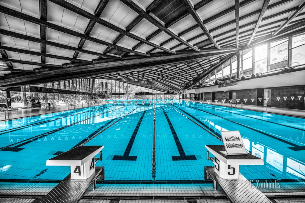 Innenaufnahme im Badezentrum Sindelfingen bei Stuttgart. Das Hallenbad in Sindelfingen hat die größte freitragende Holzdachkonstruktion Europas