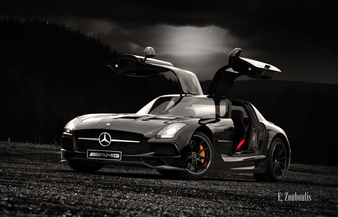 Fotografie eines schwarzen Mercedes-AMG SLS Black Series mit geöffneten Flügeltüren