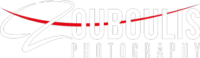 Zouboulis Photography Logo in Weiß mit roter Linie groß