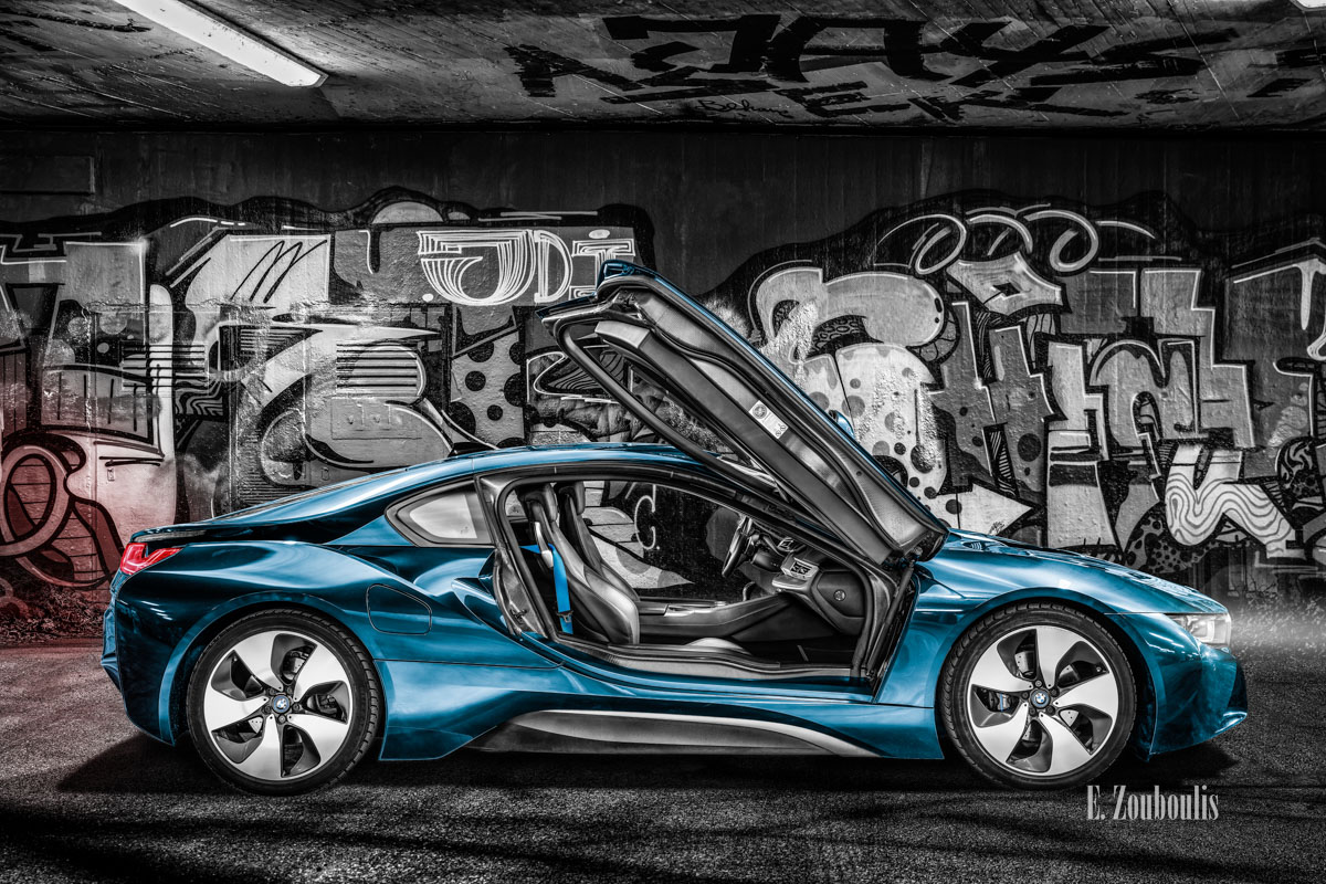 Ein BMW i8 vor einer Graffiti-Wand in Stuttgart