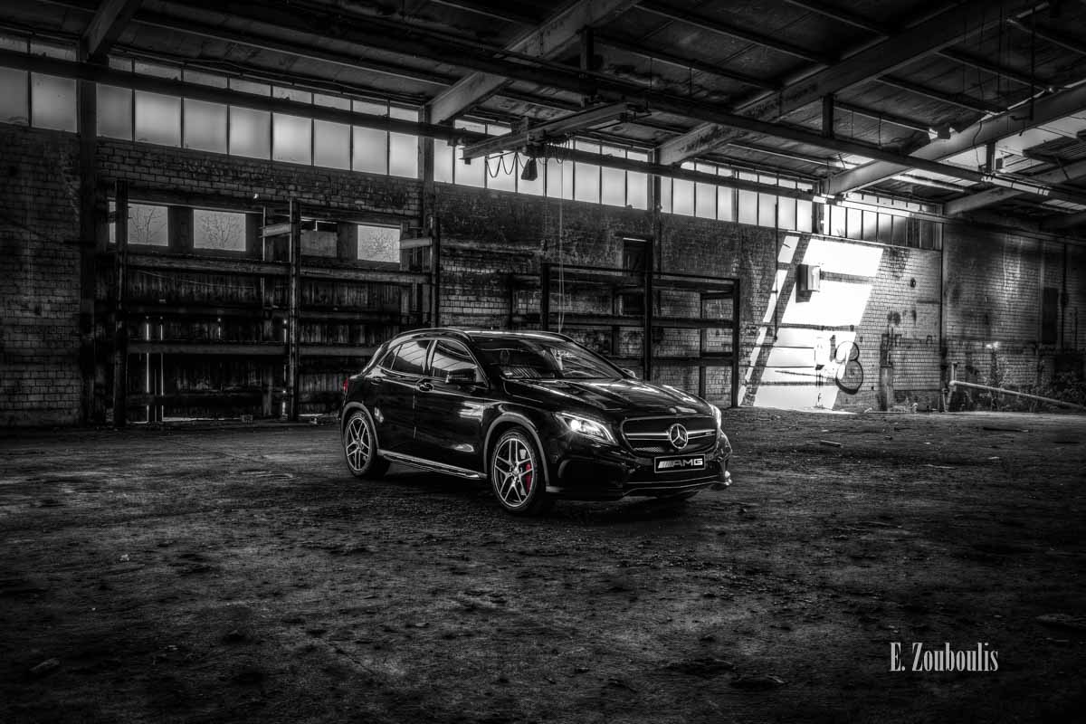 Bild eines Mercedes AMG GLA45 in einer verlassenen Fabrikhalle