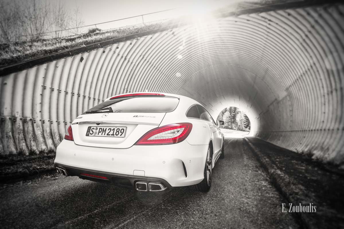 Der CLS 63 AMG Shooting Brake vor einem Tunnel
