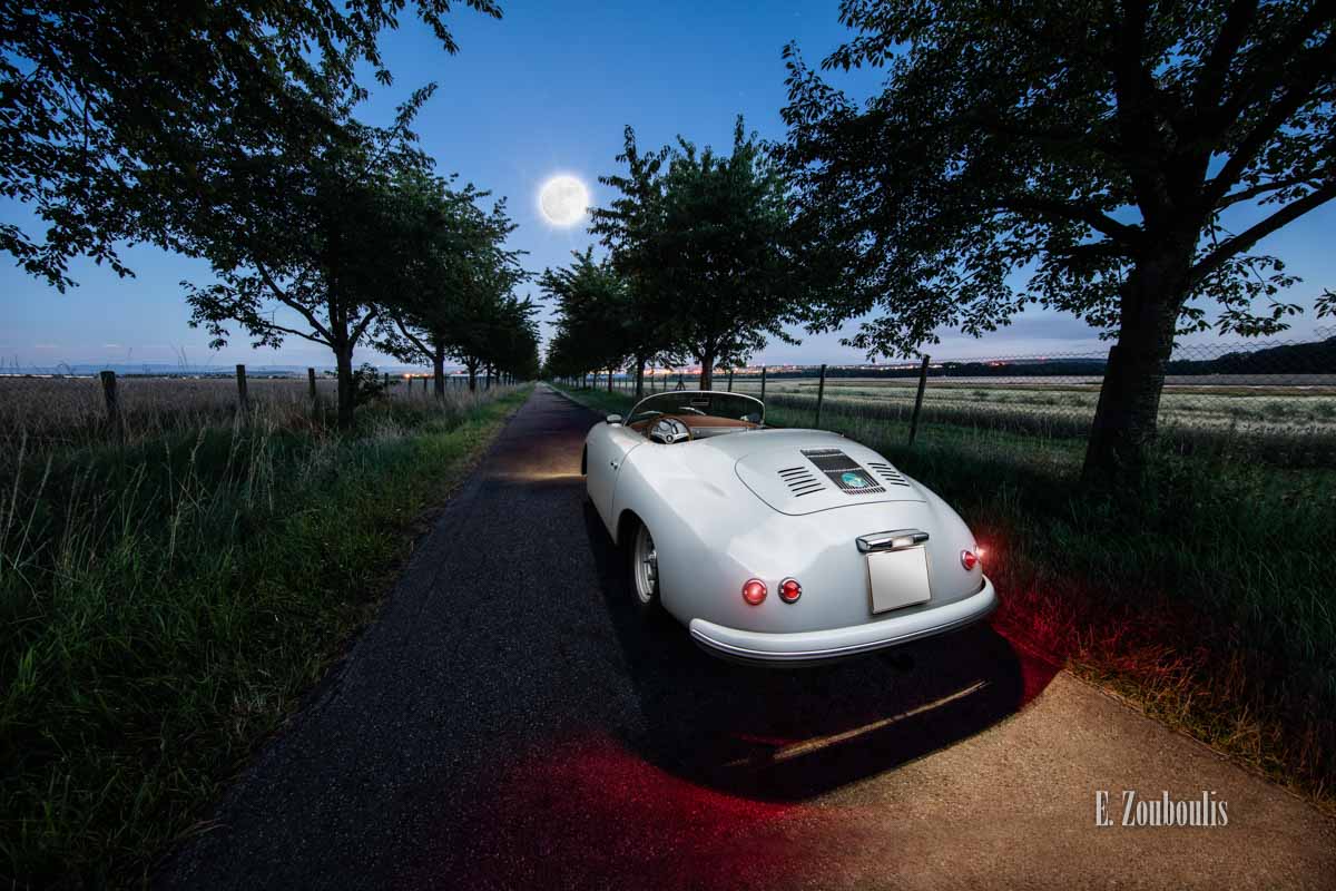Porsche 356 Speedster bei Vollmond zwischen einer Baumallee am Abend