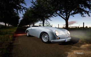 Porsche 356 Speedster zwischen einer Baumallee am Abend