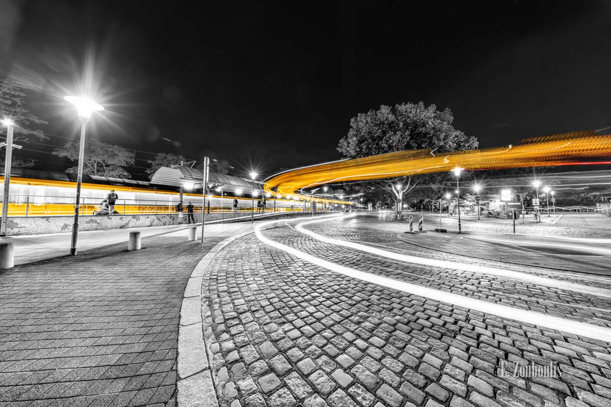 Straßenbahnen und Busse, die den Bahnhof in Stuttgart Feuerbach passieren