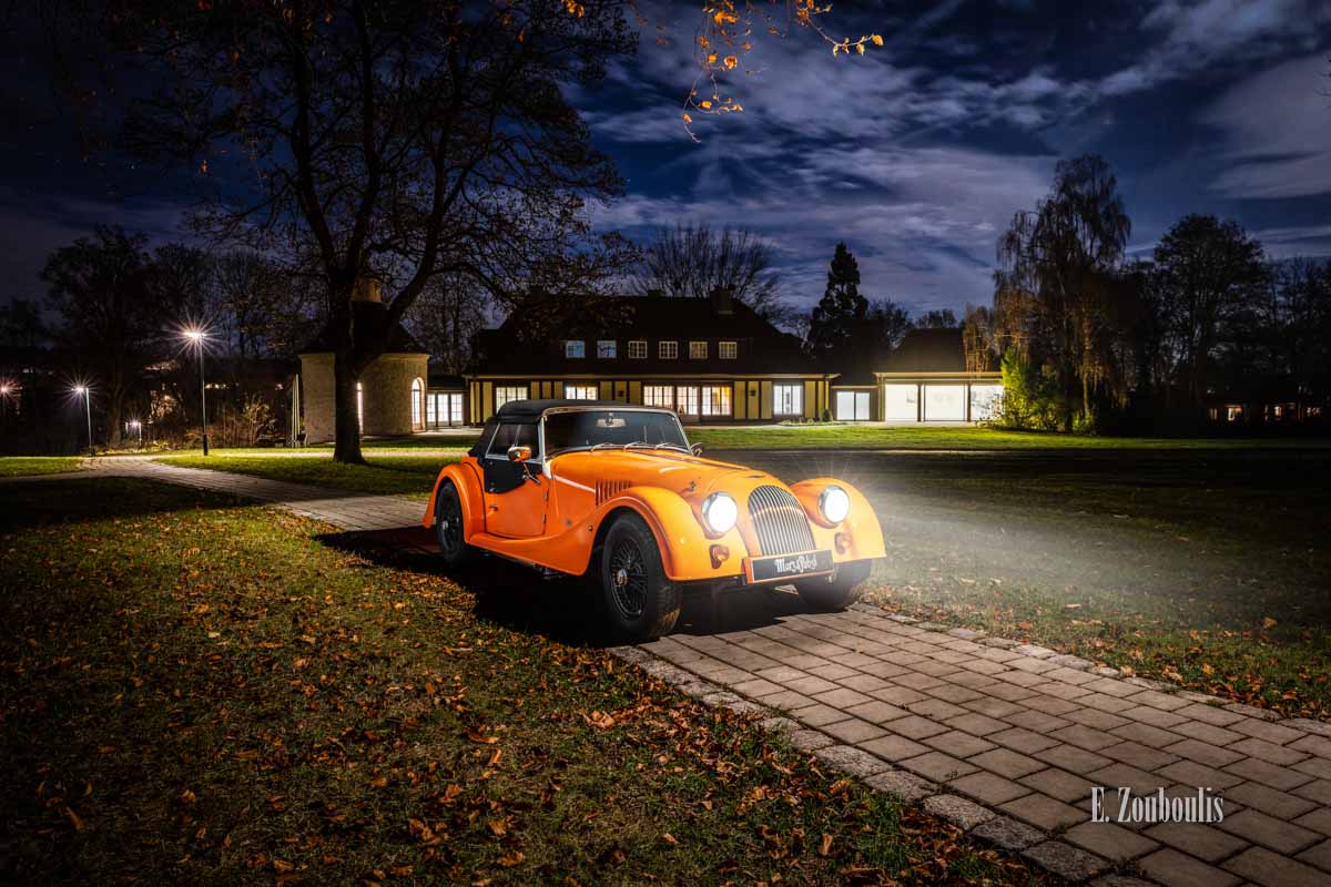 Ein Morgan 4/4 mit seiner einzigartigen “Morgan Orange” – Farbe vor der Villa Schwalbenhof in Gärtringen Ein Morgan 4/4 mit seiner einzigartigen “Morgan Orange” – Farbe vor der Villa Schwalbenhof in Gärtringen