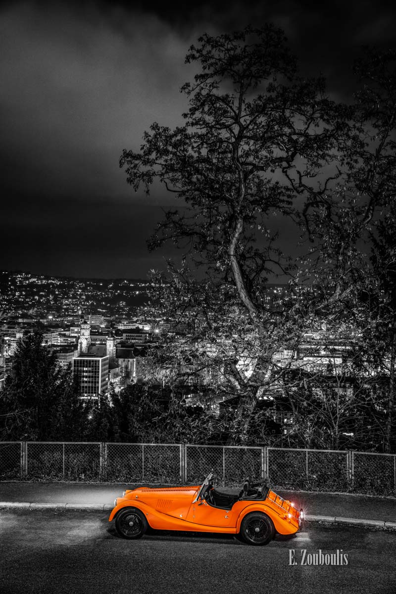 Bild eines Morgan 4/4 mit seiner einzigartigen “Morgan Orange” – Farbe an einem Aussichtspunkt in Stuttgart Dobel mit Blick auf die Stuttgarter Skyline Bild eines Morgan 4/4 mit seiner einzigartigen “Morgan Orange” – Farbe an einem Aussichtspunkt in Stuttgart Dobel mit Blick auf die Stuttgarter Skyline