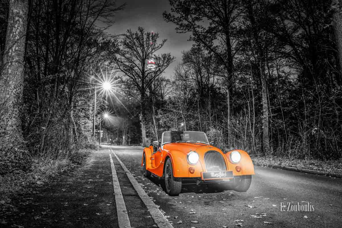 Ein Morgan 4/4 mit seiner einzigartigen “Morgan Orange” – Farbe vor dem Fernsehturm in Stuttgart Degerloch Ein Morgan 4/4 mit seiner einzigartigen “Morgan Orange” – Farbe vor dem Fernsehturm in Stuttgart Degerloch