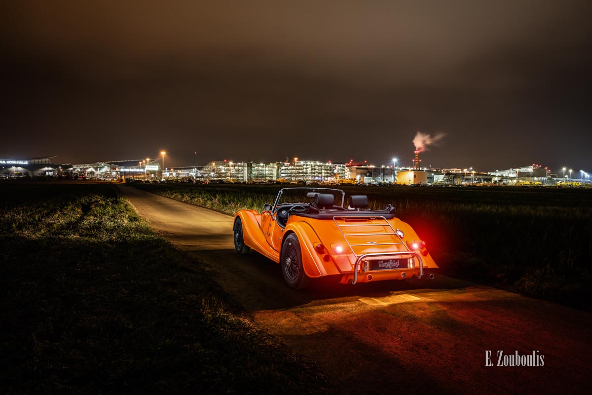 Ein Morgan 4/4 mit seiner einzigartigen “Morgan Orange” Farbe – in Stuttgart in der Nähe vom Flughafen Ein Morgan 4/4 mit seiner einzigartigen “Morgan Orange” Farbe – in Stuttgart in der Nähe vom Flughafen