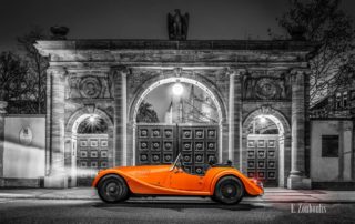 Bild eines Morgan 4/4 mit seiner einzigartigen “Morgan Orange” Farbe – vor dem Tor der Robert Bosch Stiftung in Stuttgart