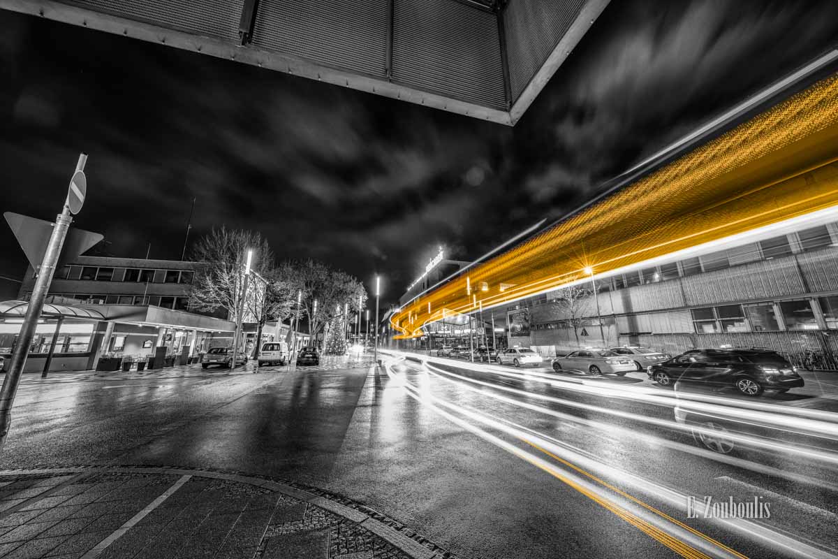 Bahnhof Böblingen vor den Mercaden mit vorbeiziehendem Bus Bahnhof Böblingen vor den Mercaden mit vorbeiziehendem Bus