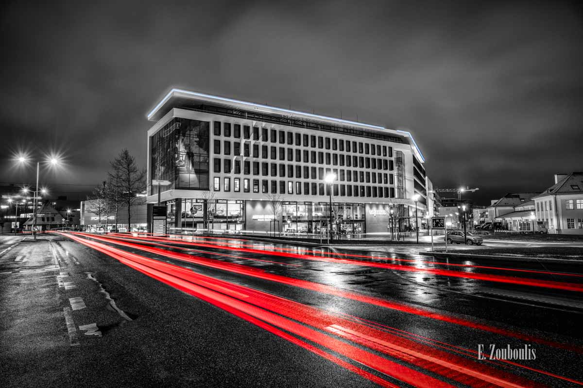 Verkehr vor dem V8 Hotel und Arthur Bechtel an der Motorworld in Böblingen bei Nacht Verkehr vor dem V8 Hotel und Arthur Bechtel an der Motorworld in Böblingen bei Nacht
