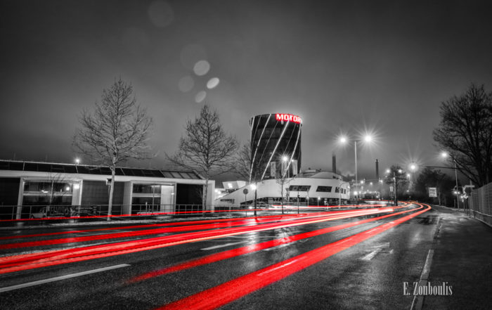 Motorworld Böblingen mit vorbeiziehendem Verkehr bei Nacht