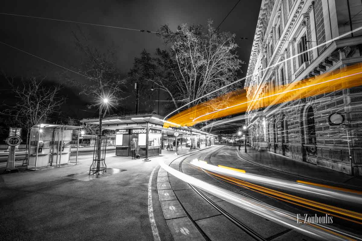 Eine Straßenbahn vor einem Hot Dog Stand am Burgring in Wien Eine Straßenbahn vor einem Hot Dog Stand am Burgring in Wien