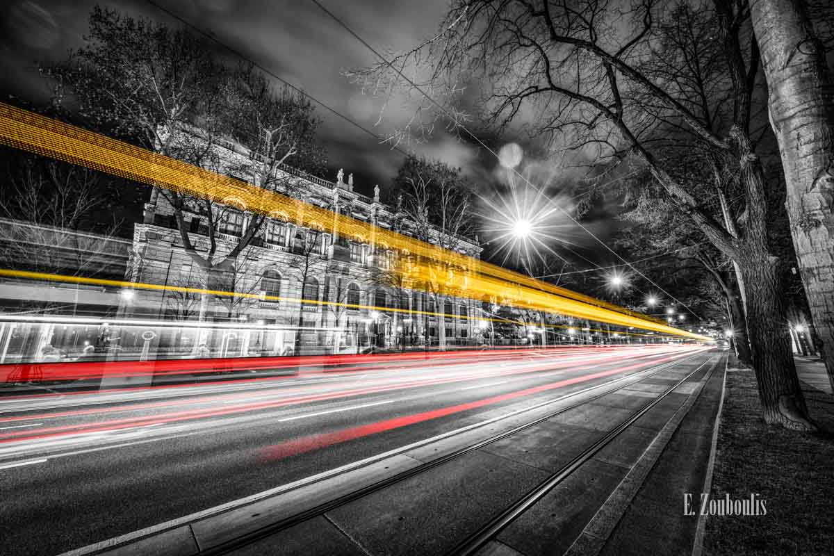 Bild vor dem Kunsthistorischen Museum in Wien in Schwarzweiß, mit gelben und roten Lichtschweifen, die den Verkehr kennzeichnen Bild vor dem Kunsthistorischen Museum in Wien in Schwarzweiß, mit gelben und roten Lichtschweifen, die den Verkehr kennzeichnen
