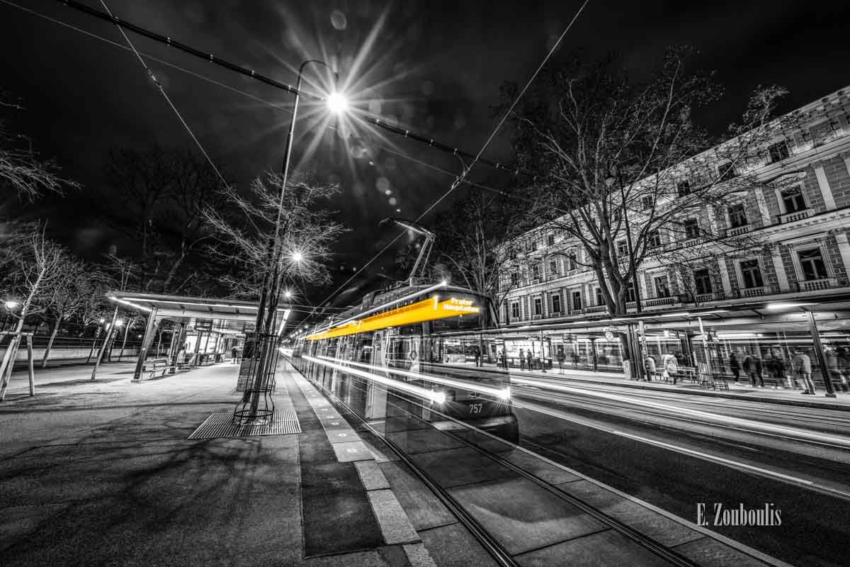 Fotografie einer fahrenden Straßenbahn am Burgring in Wien auf dem Weg zum Prater Fotografie einer fahrenden Straßenbahn am Burgring in Wien auf dem Weg zum Prater