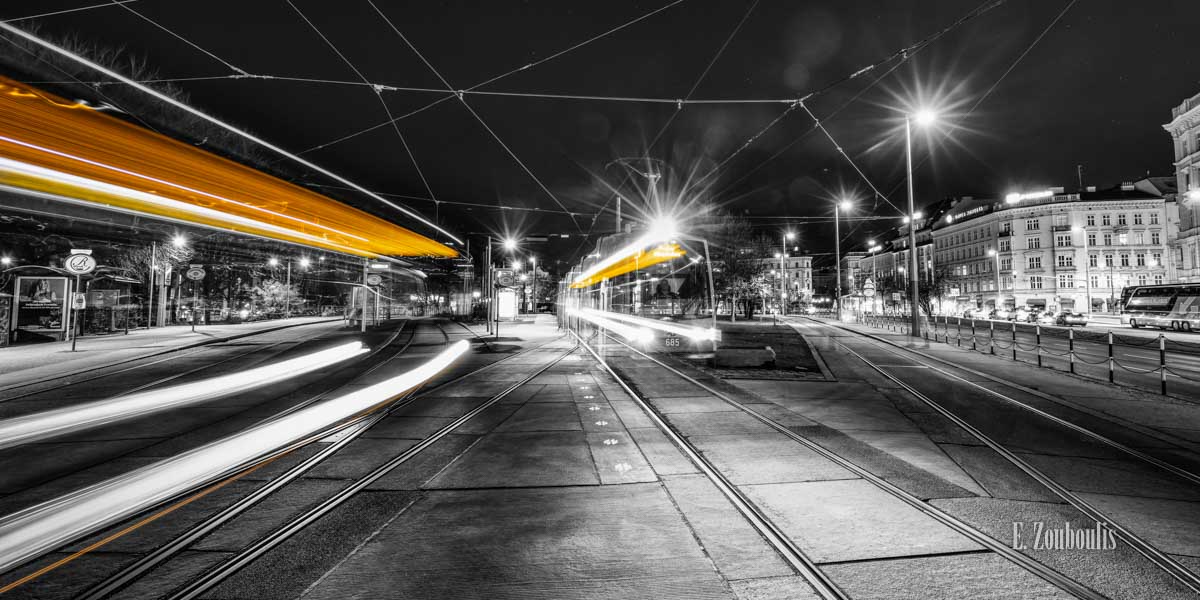 Bild vom Karlsplatz in Wien mit zwei vorbeifahrenden Straßenbahnen Bild vom Karlsplatz in Wien mit zwei vorbeifahrenden Straßenbahnen
