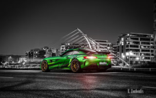 Fotografie eines Sievers Performance AMG GTR Green Tiger in grün. Im Hintergrund ist die Brücke am Flugfeld Böblingen zu sehen