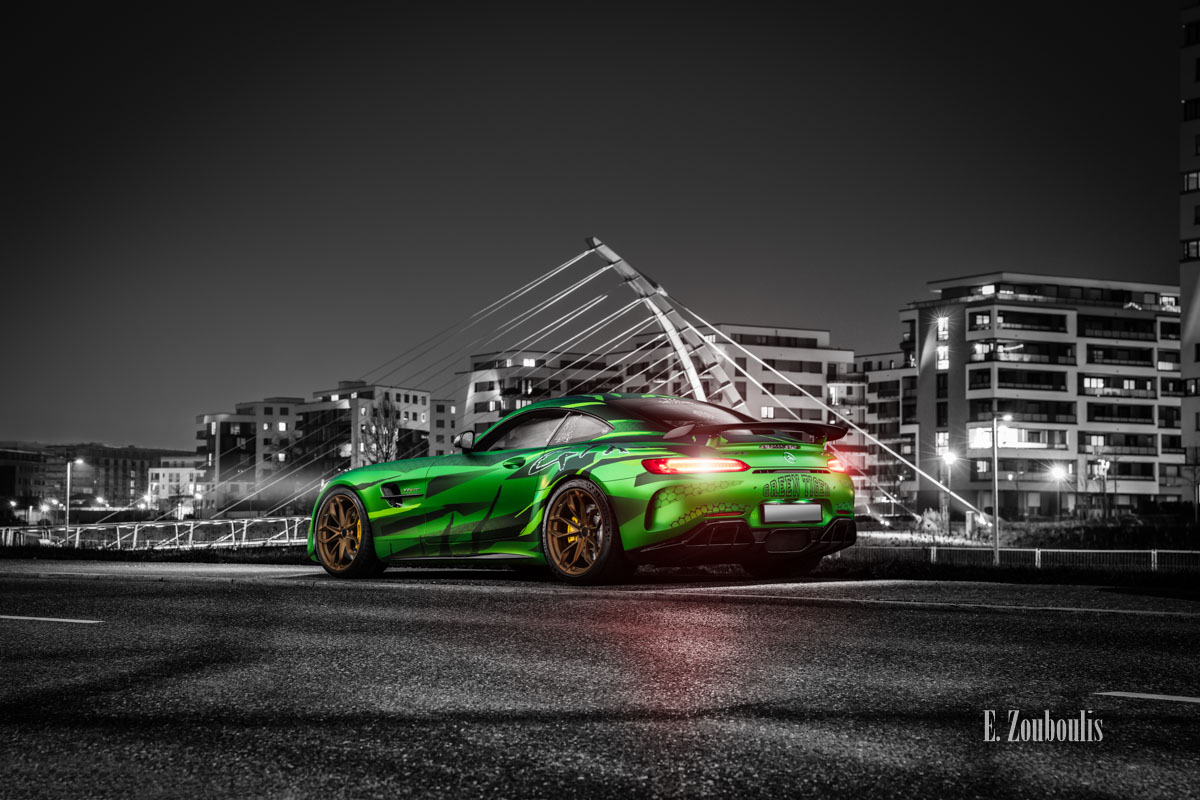 Fotografie eines Sievers Performance AMG GTR Green Tiger in grün. Im Hintergrund ist die Brücke am Flugfeld Böblingen zu sehen