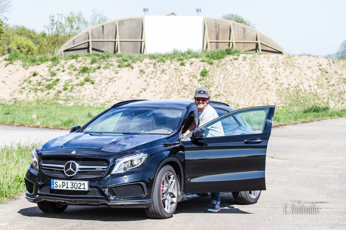 Patrick Paparella richtet den GLA 45 AMG auf einem Flugfeld aus