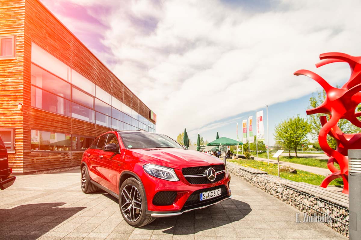 Der Mercedes-Benz GLE Coupé vor dem UNIMOG Museum in Gaggenau
