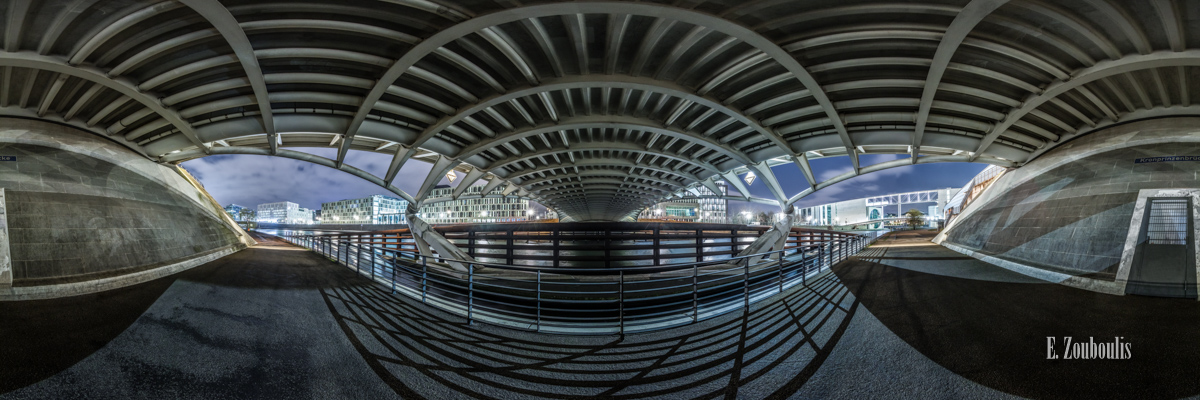 Die Unterwelt von Berlin - 360 Grad Fotografie an der Spree unter der Kronprinzenbrücke mit Blick auf das Regierungsviertel von Berlin