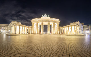 Berlin Brandenburger Tor Panorama Vol II - 360 Grad Fotografie vor dem Brandenburger Tor am Pariser Platz in Berlin bei Nacht