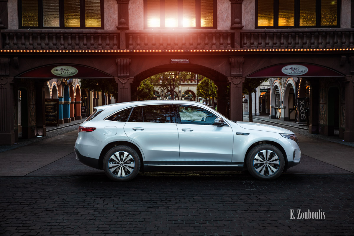 Der Mercedes EQC abends im Europapark Seitlich Der Mercedes EQC abends im Europapark Seitlich