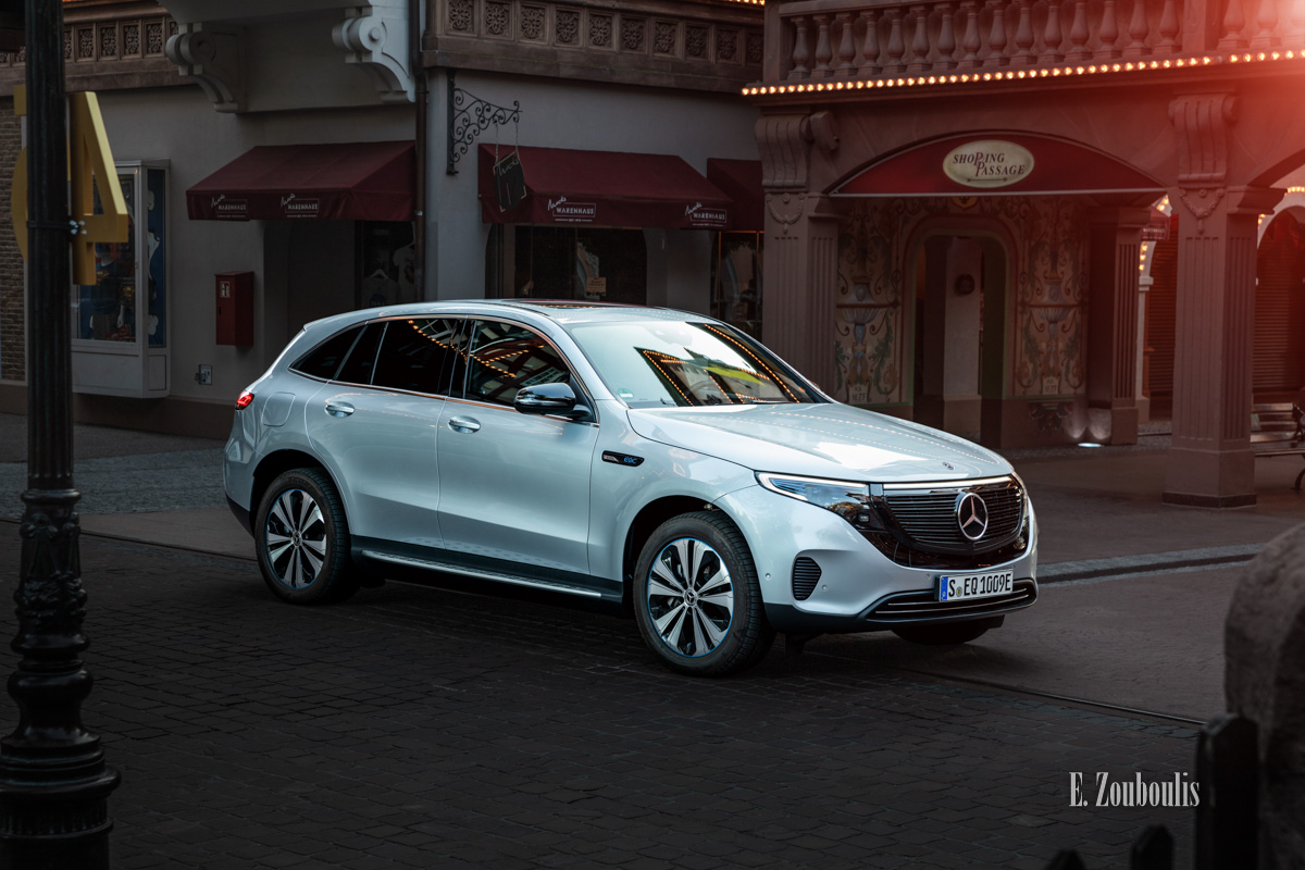 Der Mercedes EQC abends im Europapark Seitlich von vorne Der Mercedes EQC abends im Europapark Seitlich von vorne