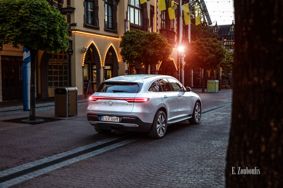 Der Mercedes Benz EQC nachts im Europa Park, seitlich von hinten Der Mercedes Benz EQC nachts im Europa Park, seitlich von hinten
