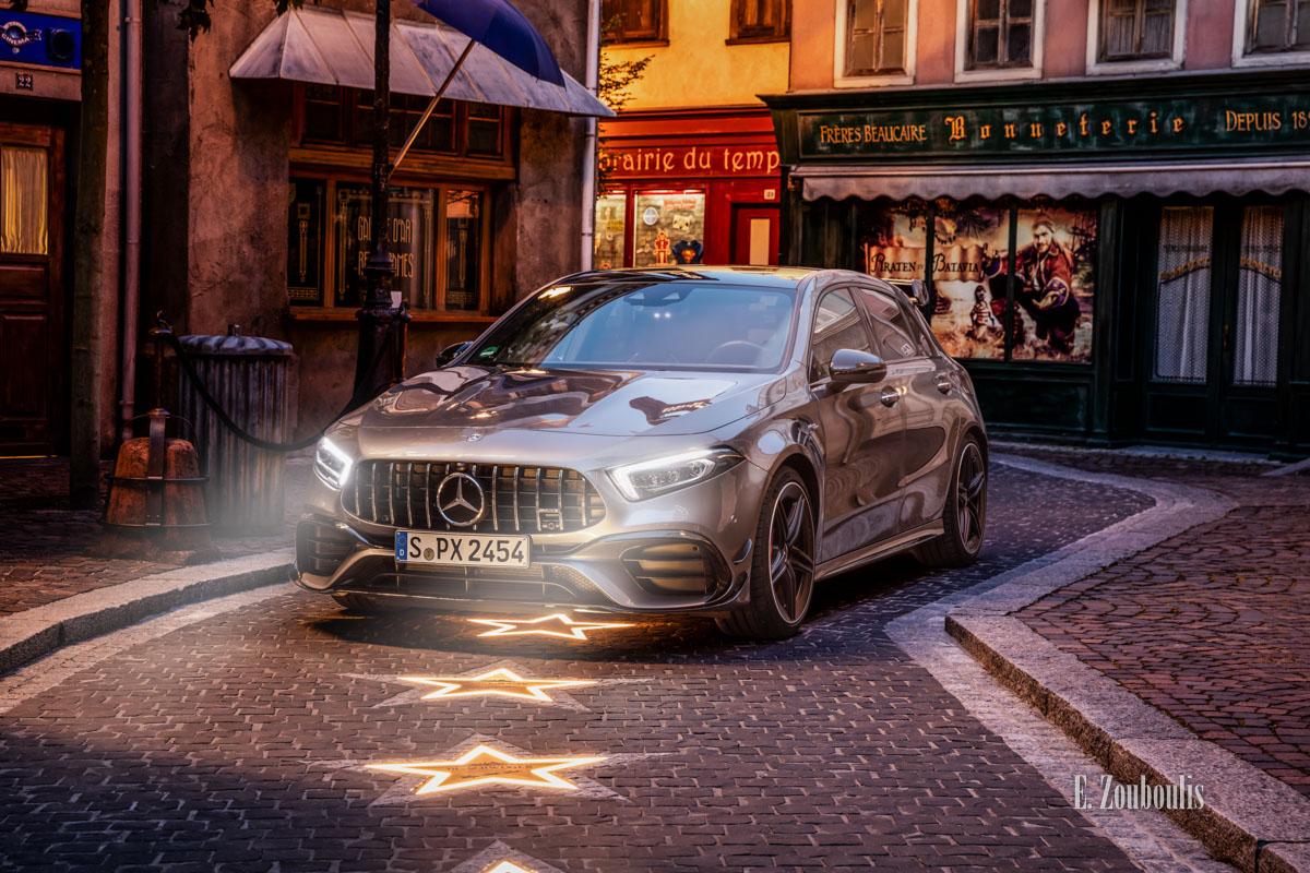 Der Mercedes AMG A45 im Europa-Park seitlich von vorne Der Mercedes AMG A45 im Europa-Park seitlich von vorne
