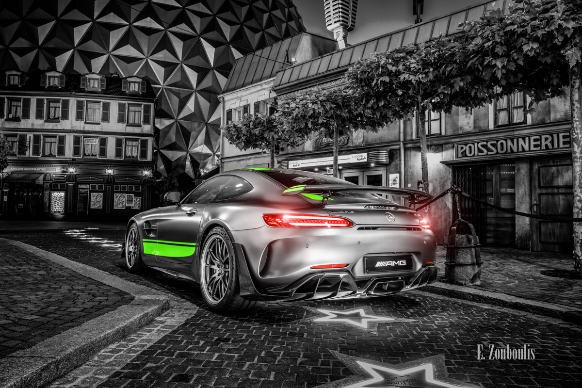 Der Mercedes AMG GT R Pro nachts im Europa-Park seitlich von hinten Der Mercedes AMG GT R Pro nachts im Europa-Park seitlich von hinten