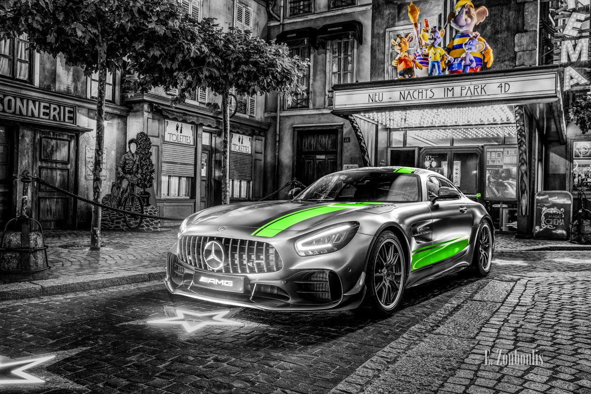 Der Mercedes AMG GT R Pro nachts im Europa-Park seitlich von vorne Der Mercedes AMG GT R Pro nachts im Europa-Park seitlich von vorne