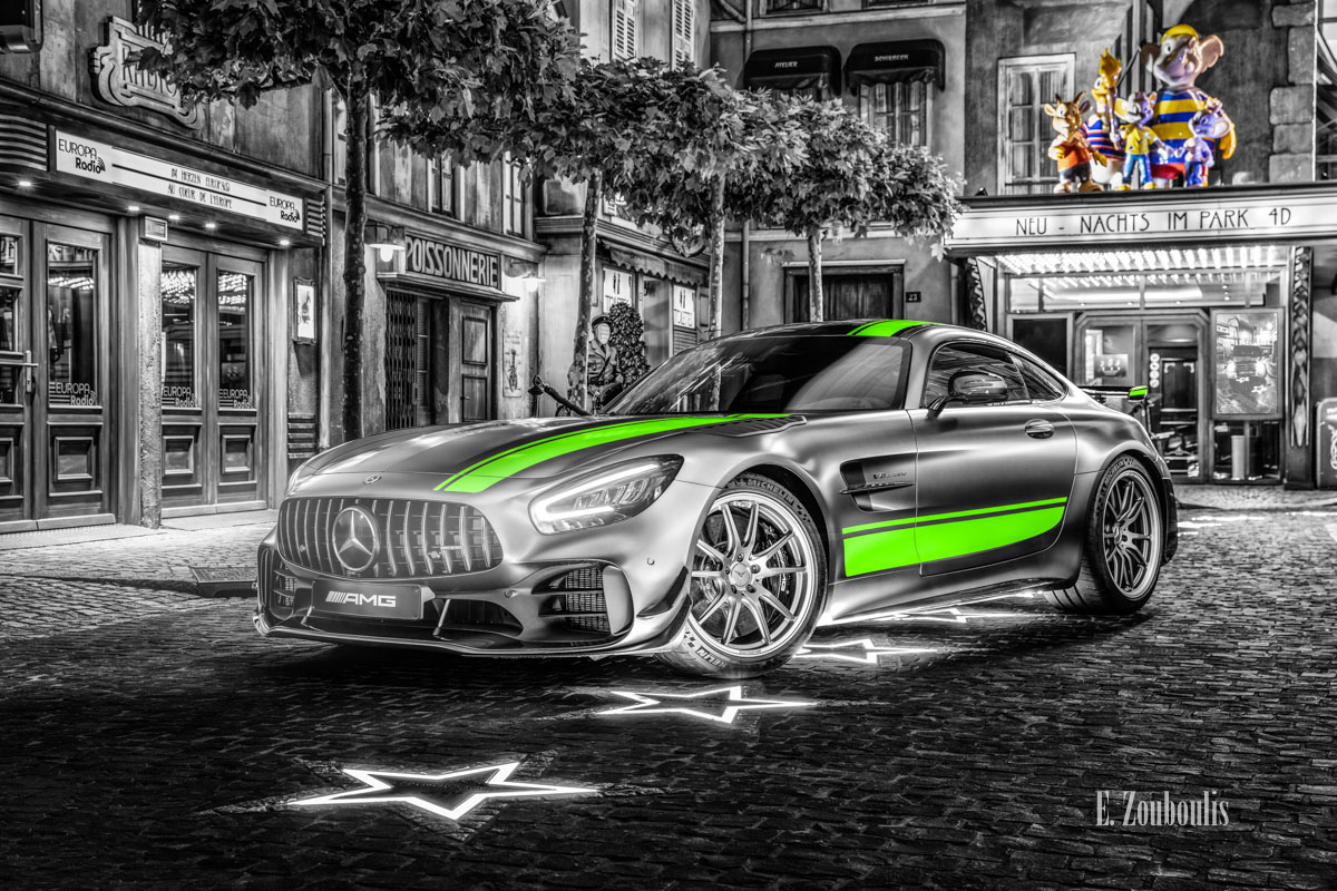 Der Mercedes AMG GT R Pro nachts im Europa-Park seitlich von vorne mit der Euromaus Der Mercedes AMG GT R Pro nachts im Europa-Park seitlich von vorne mit der Euromaus