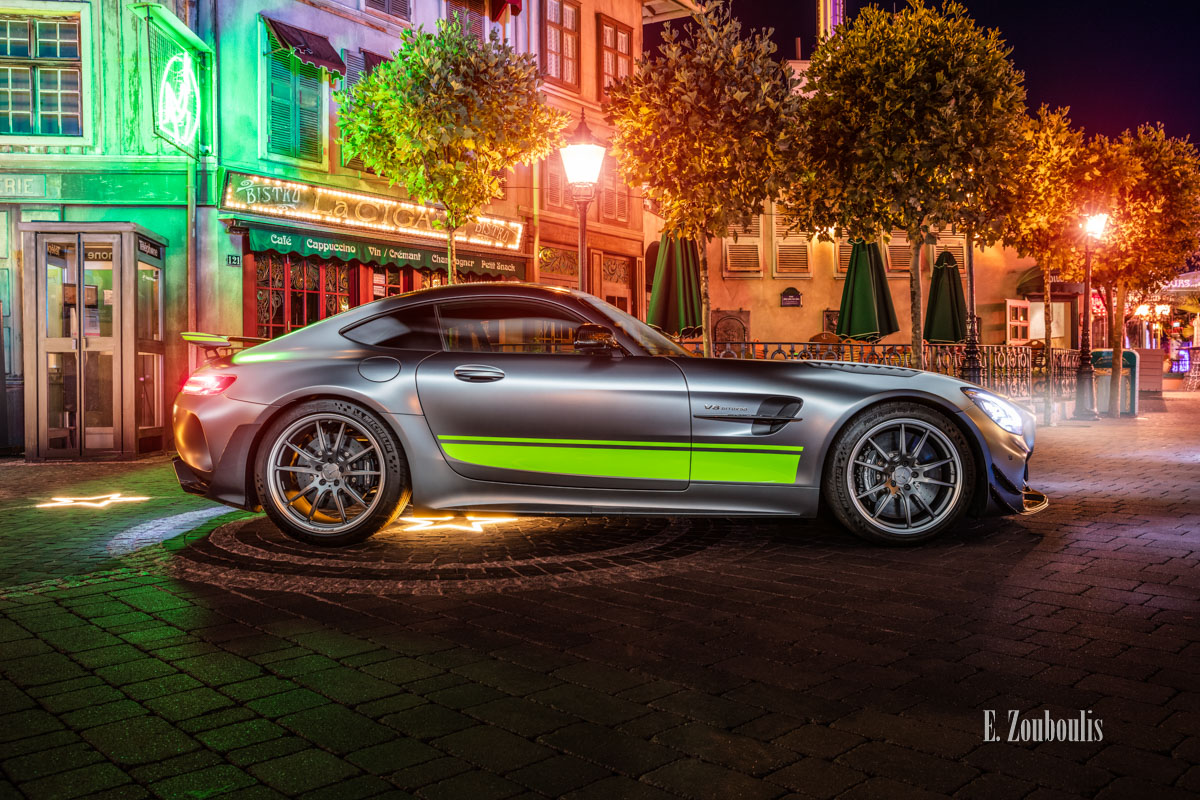 Der Mercedes AMG GT R Pro nachts im Europa-Park seitlich Der Mercedes AMG GT R Pro nachts im Europa-Park seitlich