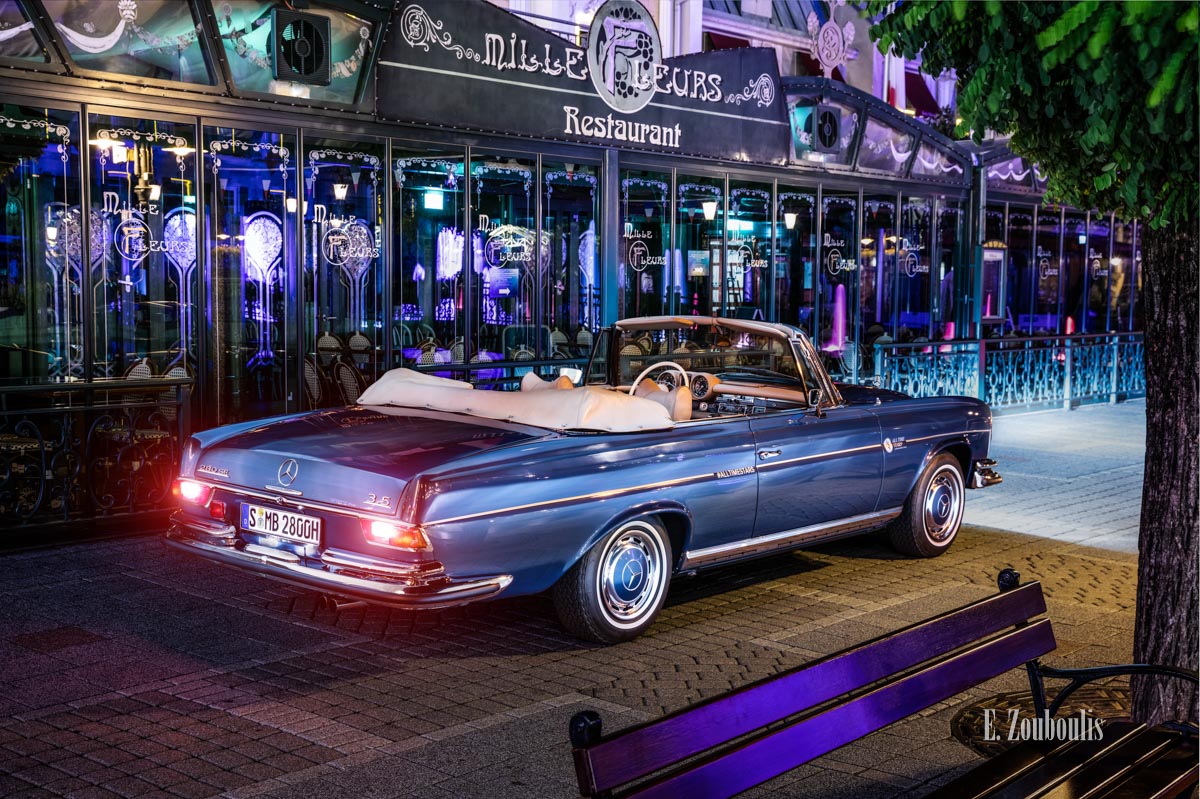 Der Mercedes Benz 280 SE nachts im Europa Park, Blick seitlich von hinten