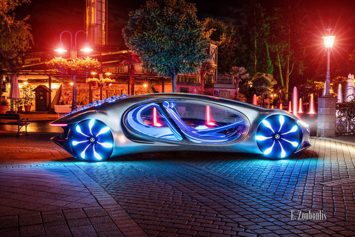 Der Mercedes Vision AVTR nachts im Europa-Park. Fotografie seitlich mit Blick auf den Innenraum Der Mercedes Vision AVTR nachts im Europa-Park. Fotografie seitlich mit Blick auf den Innenraum