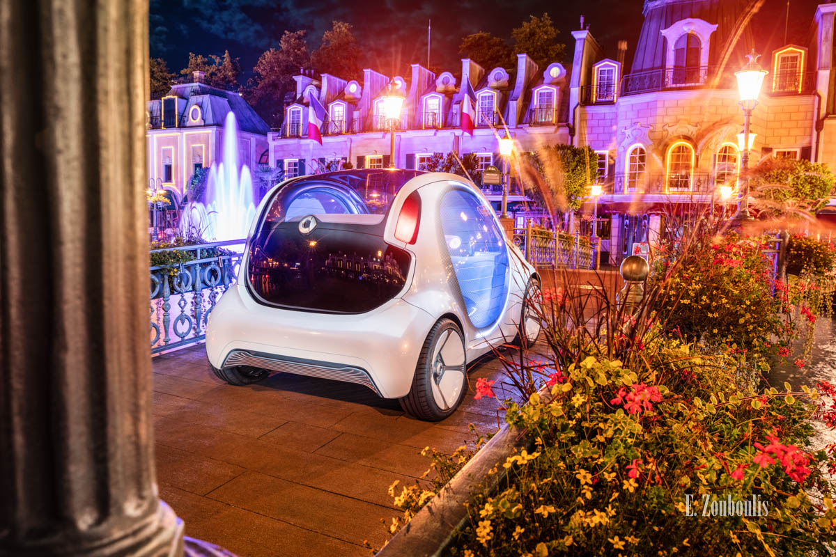 Der Smart Vision EQ nachts im Europa-Park. Fotografie seitlich von hinten Der Smart Vision EQ nachts im Europa-Park. Fotografie seitlich von hinten