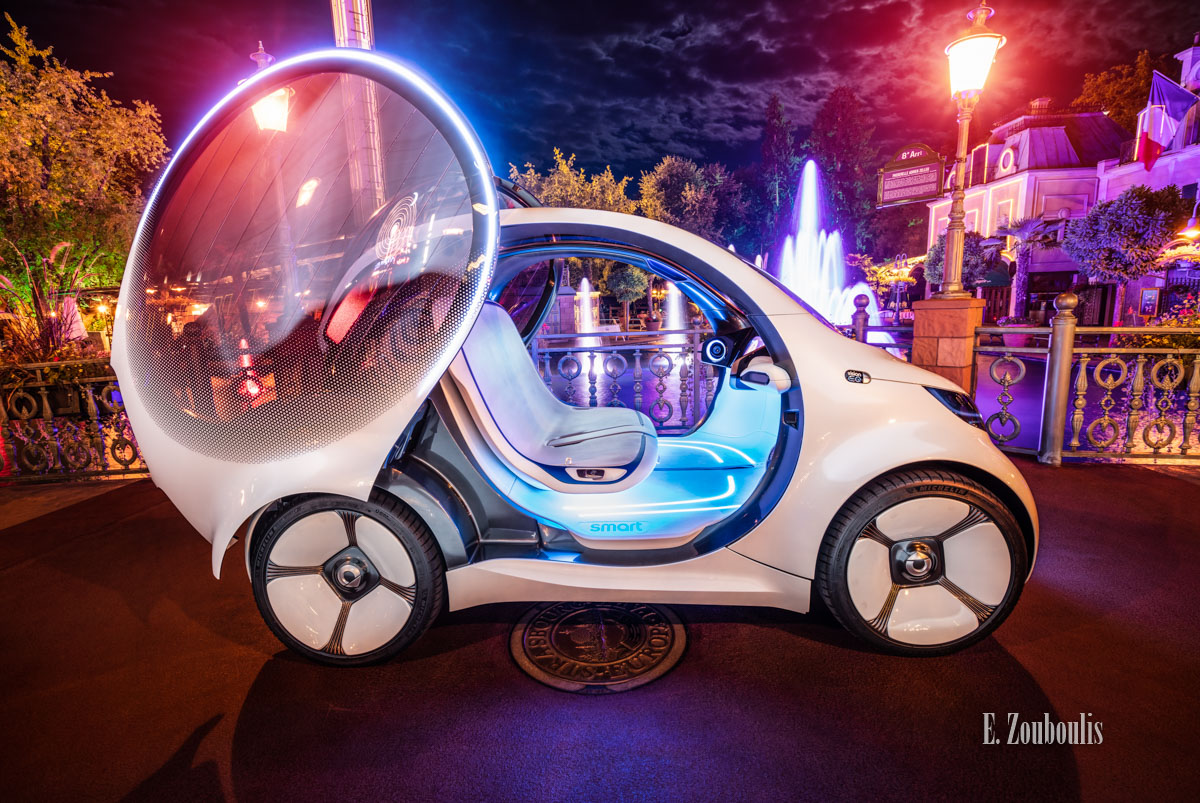 Der Smart Vision EQ nachts im Europa-Park. Fotografie seitlich mit Blick auf den Innenraum Der Smart Vision EQ nachts im Europa-Park. Fotografie seitlich mit Blick auf den Innenraum